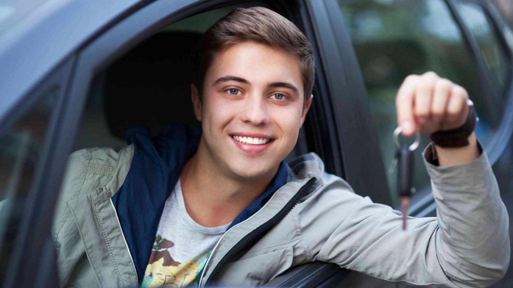 Kurs prawa jazdy cennik Jeśli kandydat zda egzamin, otrzymuje prawo jazdy, które uprawnia go do legalnego prowadzenia pojazdu.